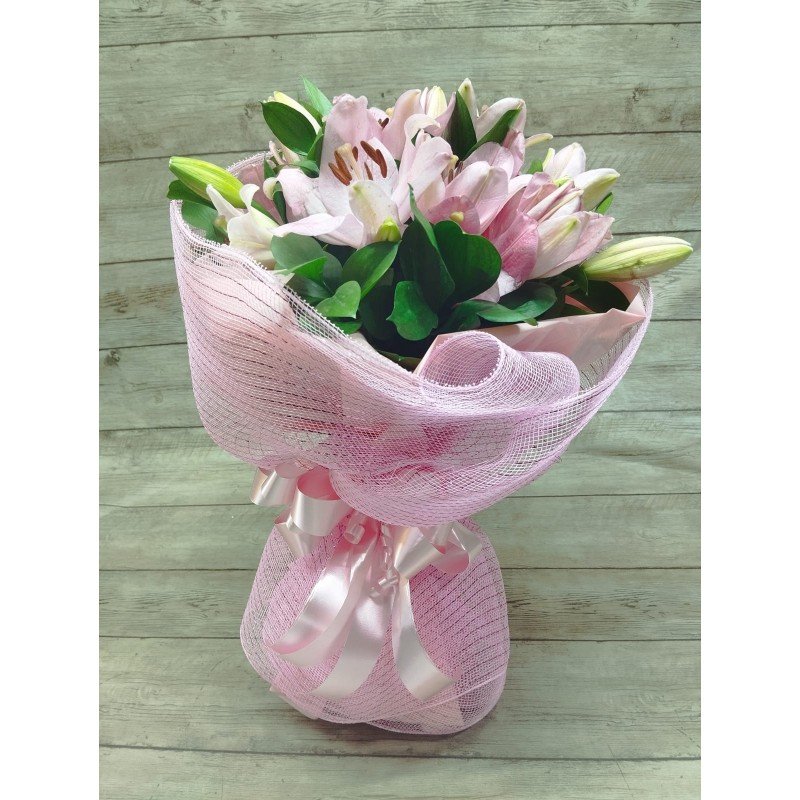 Buquê de Lírios Rosa na Tela Cor de Rosa 